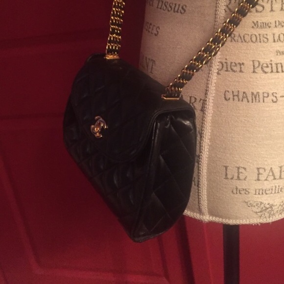 RARE! Authentic CHANEL Crossbody bag - Picture 2 of 5